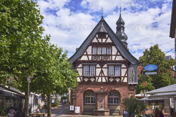 Historisches Rathaus, Altes Rathaus Café Hofheim am Taunus, Kirchturm der Pfarrkirche St. Peter und