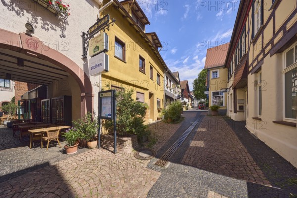 Fußgängerzone, allgemeine Architektur, Wohngebäude und Geschäftsgebäude, Fachwerkhaus, Restaurant