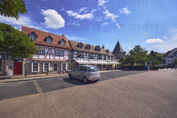 Platz am Untertor, Fachwerkhäuser, historische Gebäude, Häuserzeile, Spitzdächer mit roten