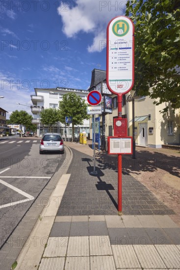 Bushaltestelle Am Untertor, allgemeine Architektur, Fahrbahnmarkierung Zickzacklinie, Bäume, blauer