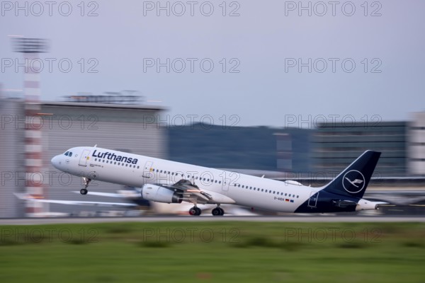 Lufthansa Airbus A32, beim Start auf dem Flughaben Düsseldorf, DUS, Nordrhein-Westfalen,