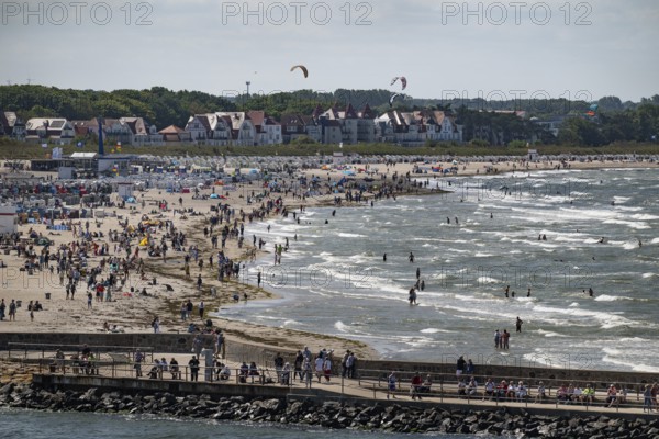 Holidaymakers on the beach and bathing in the sea, kite surfers in the surf, Warnemünde, Rostock,