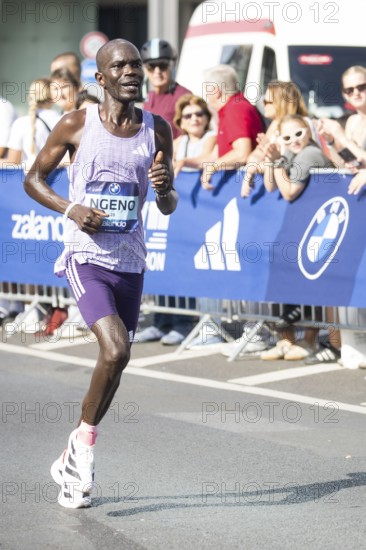 Robert Ngeno (KEN), retired shortly in front of the finish at KM39, here at KM38 in front of
