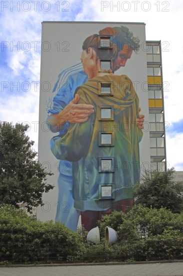 Mural Rückhalt von Case 2014, graffiti, street art, standing couple, embrace, together, symbol,
