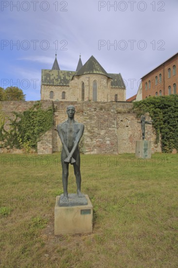 Sculpture Freedom Fighter by Fritz Cremer 1947, sculpture park, standing male figure with arms
