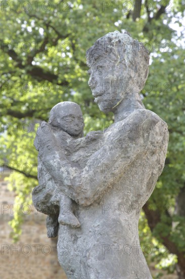 Sculpture Mother and Child by Sabine Grzimek 1981, bronze sculpture, life-size, modern art,