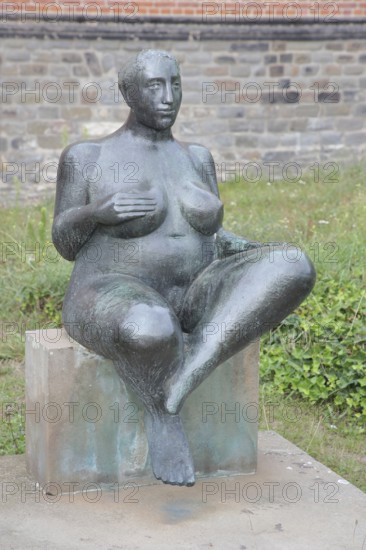 Sculpture Sitting woman - Expectation by Peter Kern 1984, bronze sculpture, squatting plump nude