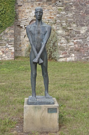 Sculpture Freedom Fighter by Fritz Cremer 1947, sculpture park, standing male figure with arms