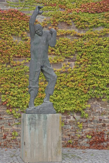 Sculpture Ascending man by Fritz Cremer 1967, rising man figure, arms, up, gesture, upwards, climb,