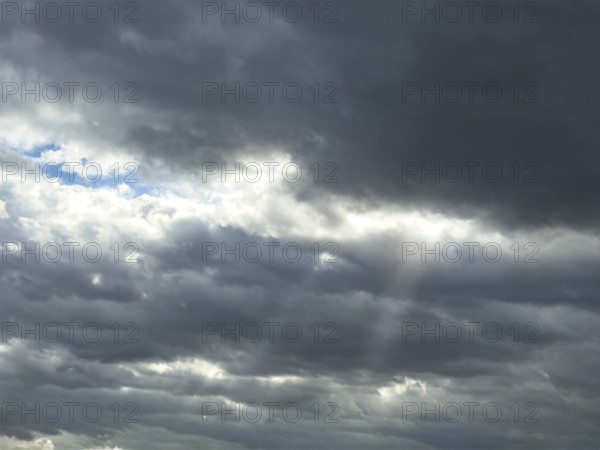Heavily overcast sky with cloud cover Dense cloud cover Nimbostratus clouds Rain clouds, rays of