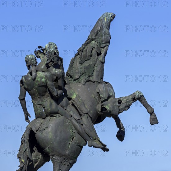 Bronze statue of the Ros Beiaard by sculptor Jan Desmarets, folkloristic horse in the city