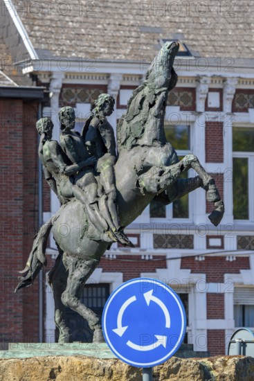 Bronze statue of the Ros Beiaard by sculptor Jan Desmarets, folkloristic horse in the city