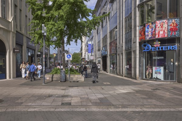 Pedestrian zone, traffic sign, general architecture, shops, costumes and carnival supplies,