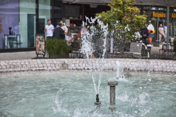 Cobblestone fountain, fountain, water, frozen movement, general architecture, pedestrian zone, shop