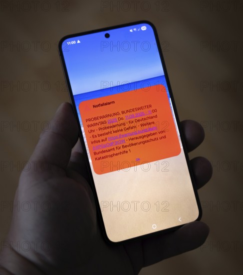 On 11 September 2025 at 11:00 a.m., a test warning appears on a smartphone, issued by the Federal