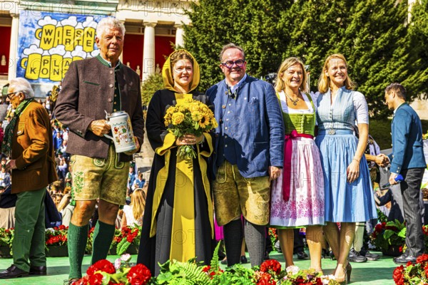 Guests of honour on the Bavarian Radio stage at the grand finale of the Wiesnwirte Platzkonzert,