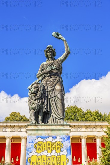 The Wiesnwirte square concert takes place under the statue of Bavaria, Festwiese, Theresienwiese,