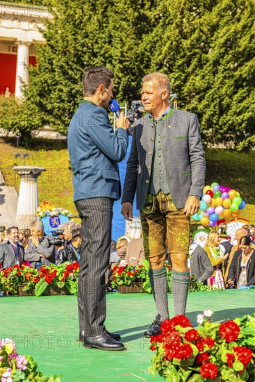 Bavarian Radio presenter Dominik Göbl in conversation with the head of the Paulaner Brewery Andreas