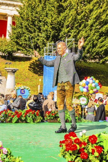 The head of the Paulaner Brewery, Andreas Steinfatt conducts the musicians of the Wiesnwirte