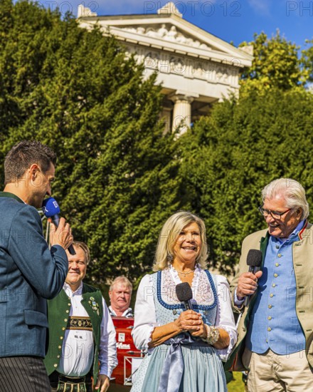Bavarian Radio presenter Dominik Göbl in conversation with the folk music duo Marianne and Michael,