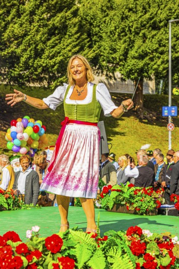 Wiesn city councillor Anja Berger conducts the musicians of the Wiesnwirte Platzkonzert, Festwiese,
