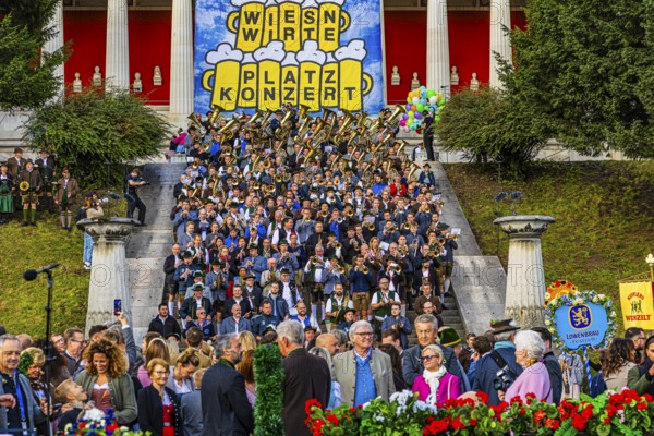 The musicians of the festival tents gather for the Wiesnwirte Platzkonzert, Festwiese,