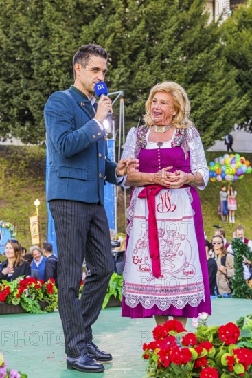 Bavarian Radio presenter Dominik Göbl in conversation with Elisabeth Polaczy, head of the historic