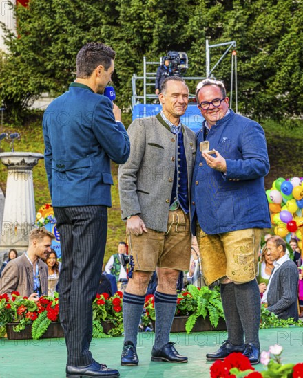 Bavarian Radio presenter Dominik Göbl in conversation with host spokesman Peter Inselkammer and