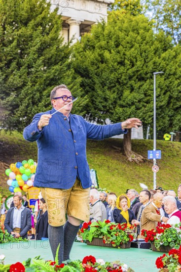 The Wiesn boss Clemens Baumgärtner conducts the musicians of the Wiesnwirte Platzkonzert,