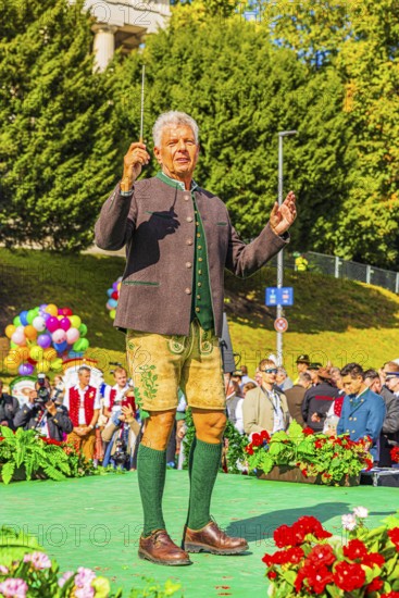 The Lord Mayor of the City of Munich Dieter horse-rider conducts the musicians of the Wiesnwirte