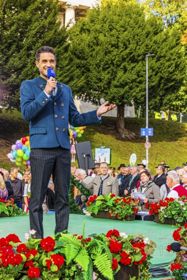 Bavarian Radio presenter Dominik Glöbl leads through the programme of the Wiesnwirte Platzkonzert,