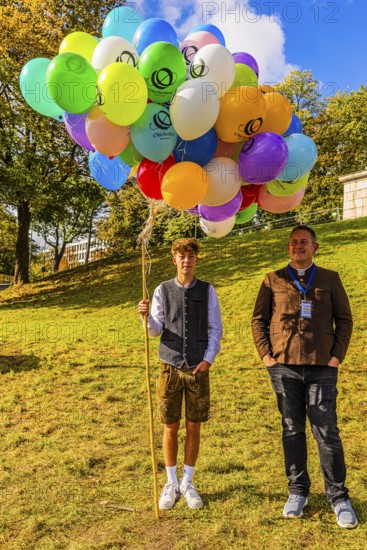 Colourful balloons for the grand finale of the Wiesnwirte Platzkonzert, Festwiese, Theresienwiese,