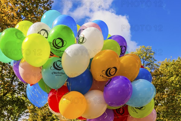 Colourful balloons for the grand finale of the Wiesnwirte Platzkonzert, Festwiese, Theresienwiese,