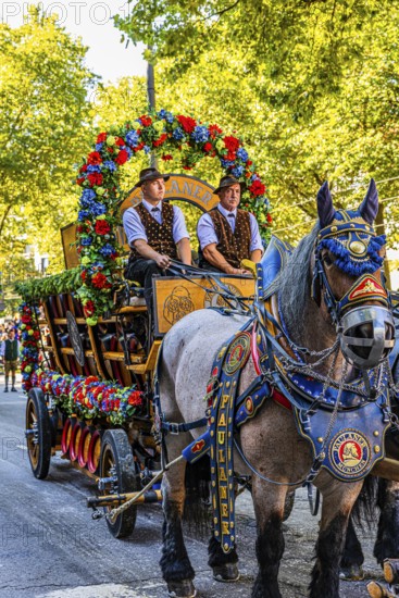 Splendid team of the Paulaner brewery, entry of the Oktoberfest hosts, Oktoberfest, Munich, Upper