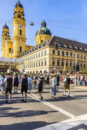 A brass band marches in the direction of the Theatiner church, Trachten- und Schützenzug,