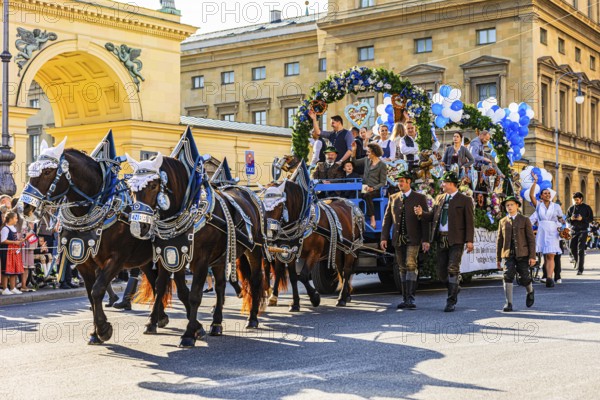 Bavarian Court float, procession of traditional costumes and marksmen, Oktoberfest, Munich, Upper