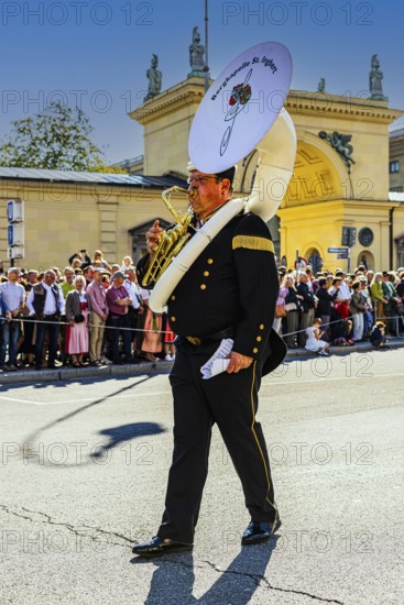 Sousaphone players of the Bergkapelle St. Ingbert, Trachten- und Schützenzug, Oktoberfest, Munich,