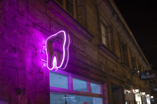 Illuminated advertising in the form of a tooth of a dental practice, Erlanbgen, Middle Franconia,