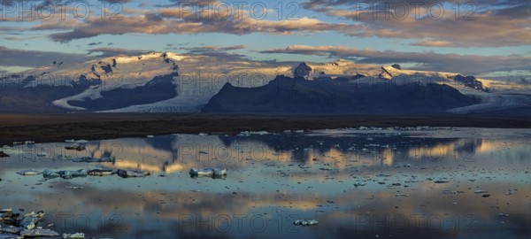 Ice floes, glacier, glacier tongue, fog, clouds, morning mood, mountains, panorama, reflection,