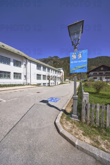 Primary and secondary school Bischofswiesen, sign Stop parent taxi, building, lantern, problem