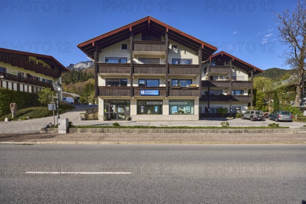 Tourist information, house, building, car park, tree, hill, coniferous forest, blue sky, federal