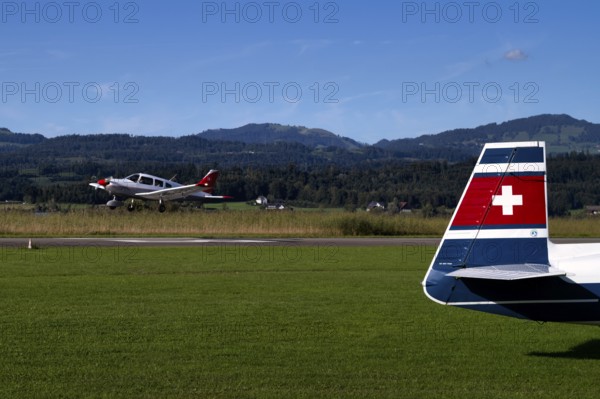 Piper Archer II with the registration HB-PPY on take-off, tail unit of a Mooney M20J 200 HP HB-DGW