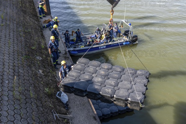 Construction of a floating platform with the jet-float system, this can be used as a work platform,
