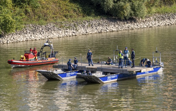 Exercise run of a multi-purpose pontoon in the Rhine harbour, of the specialist group for water