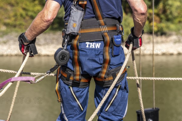 THW emergency services, securing a boat being lowered into the water via a crane, boat crew of the