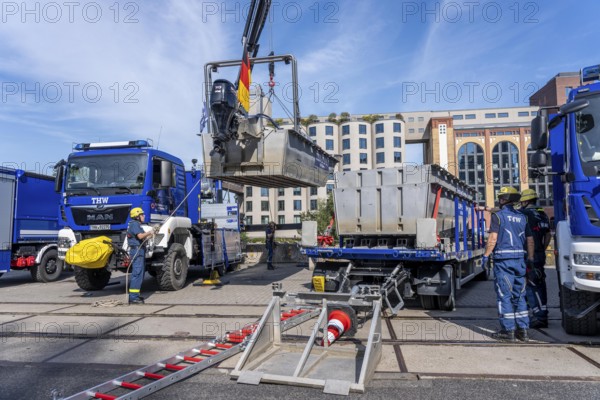 Launching, with crane, of a THW multi-purpose boat in front of a training trip on the Rhine, near