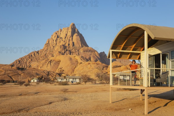 The isolated Spitzkoppe mountain (1728 m) provides a dramatic backdrop for the chalets of the