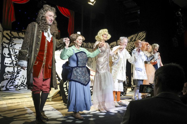 Final applause from the play 'Der eingebildet Kranke' and Dieter Hallervorden's 90th birthday at