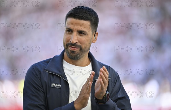 DAZN TV expert Sami Khedira, portrait clapping his hands in encouragement, applause Bundesliga,