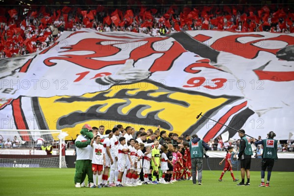 Teams VfB Stuttgart and Borussia Mönchengladbach in front of kick-off, behind them choreo,